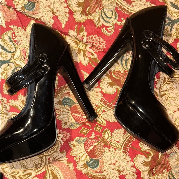 Forever 21 Glossy Black Platform Heels - Picture 6 of 10